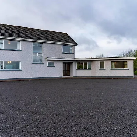 Cappamore House, Located Right On The Greenway. Holiday home Cahersiveen